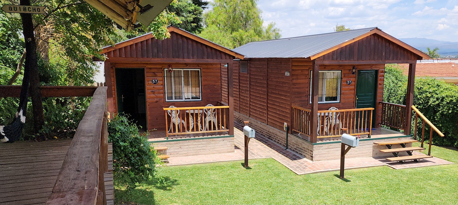 Complejo de cabañas de madera Cabañas 57 con parque y deck en Villa Carlos Paz